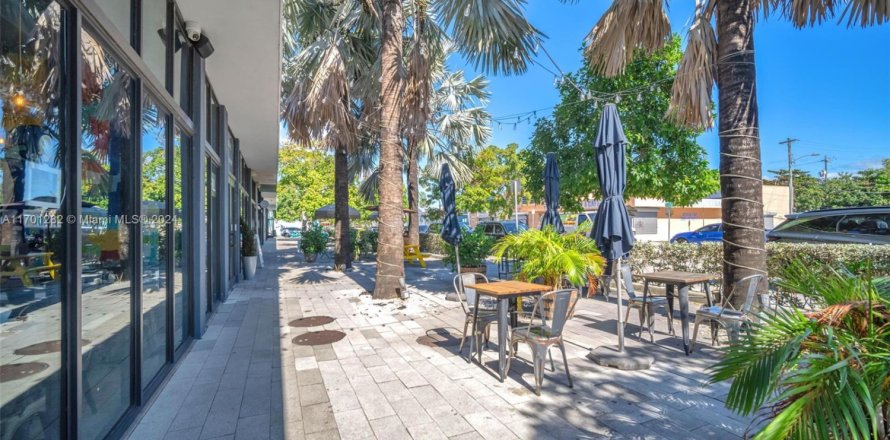 Commercial property in Miami, Florida № 1455692