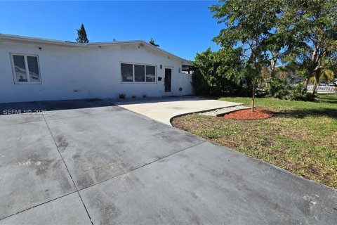 Villa ou maison à louer à Hollywood, Floride: 3 chambres, 143.91 m2 № 2085659 - photo 2