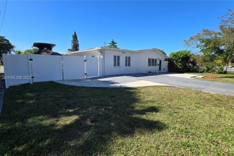 Villa ou maison à louer à Hollywood, Floride: 3 chambres, 143.91 m2 № 2085659 - photo 3