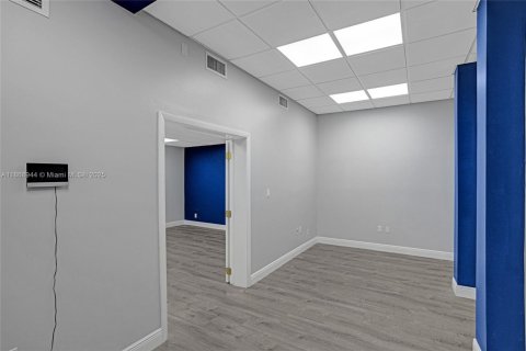 Immobilier commercial à vendre à Hollywood, Floride № 1979369 - photo 12