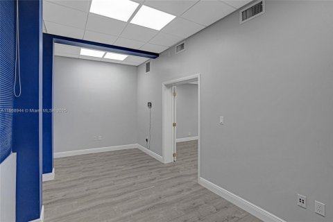 Immobilier commercial à vendre à Hollywood, Floride № 1979369 - photo 13