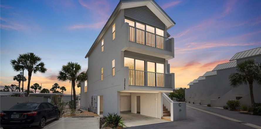 Townhouse in Englewood, Florida 2 bedrooms, 126.07 sq.m. № 2235571