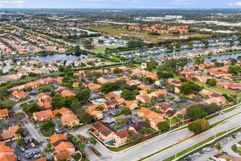 Townhouse in Pembroke Pines, Florida 3 bedrooms, 157.75 sq.m. № 1991856 - photo 5