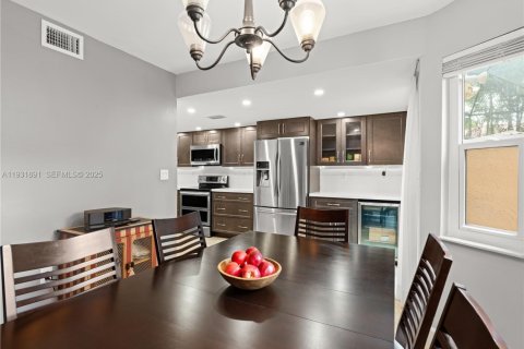 Townhouse in Pembroke Pines, Florida 3 bedrooms, 157.75 sq.m. № 1991856 - photo 15