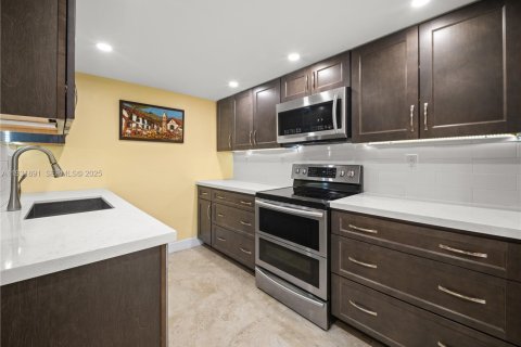 Townhouse in Pembroke Pines, Florida 3 bedrooms, 157.75 sq.m. № 1991856 - photo 13