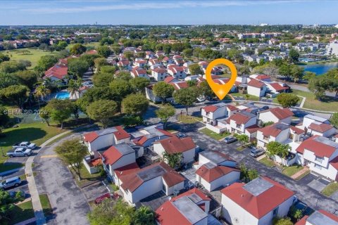 Condo in Miami, Florida, 3 bedrooms № 2005980 - photo 4