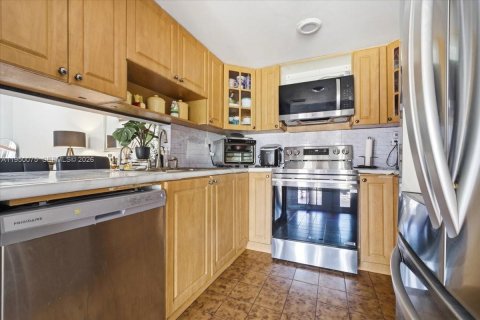 Condo in Miami, Florida, 3 bedrooms № 2005980 - photo 17