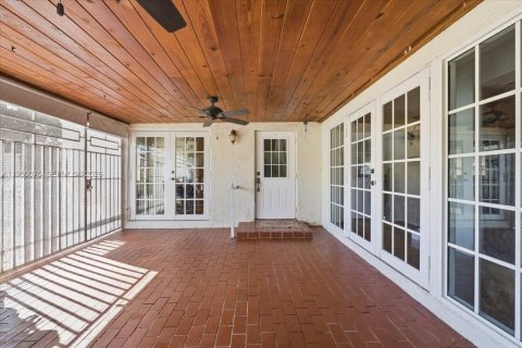 Condo in Miami, Florida, 3 bedrooms № 2005980 - photo 11