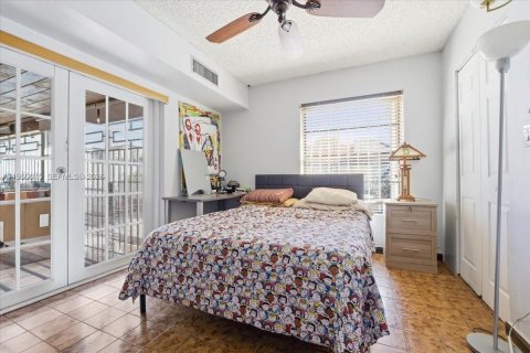 Condo in Miami, Florida, 3 bedrooms № 2005980 - photo 18