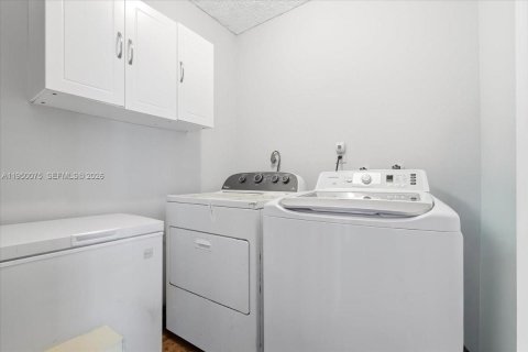 Condo in Miami, Florida, 3 bedrooms № 2005980 - photo 27