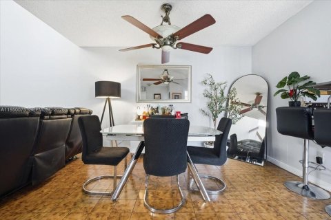 Condo in Miami, Florida, 3 bedrooms № 2005980 - photo 13