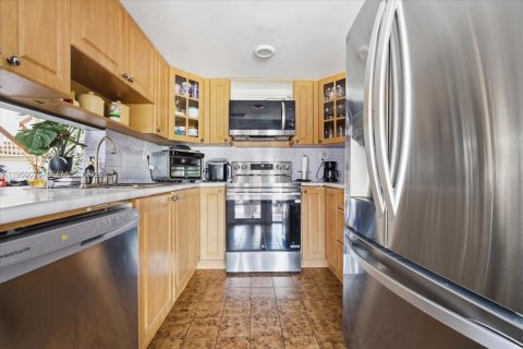 Condo in Miami, Florida, 3 bedrooms № 2005980 - photo 16