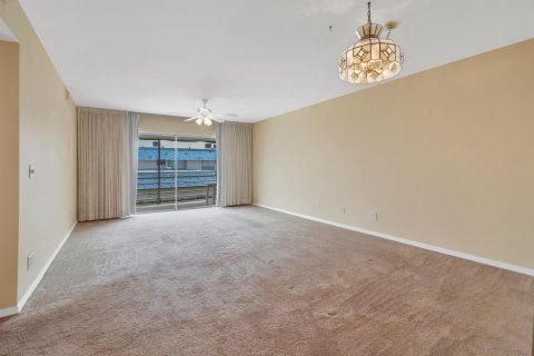 Condo in Royal Palm Beach, Florida, 2 bedrooms № 2187994 - photo 12