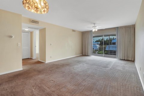 Condo in Royal Palm Beach, Florida, 2 bedrooms № 2187994 - photo 13