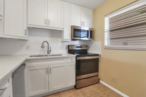 Condo in Royal Palm Beach, Florida, 2 bedrooms № 2187994 - photo 3