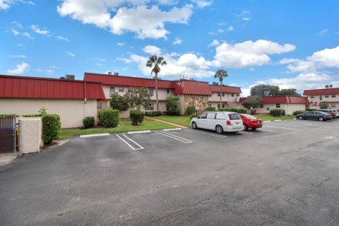 Condo in Royal Palm Beach, Florida, 2 bedrooms № 2187994 - photo 16