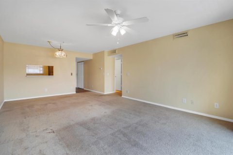 Condo in Royal Palm Beach, Florida, 2 bedrooms № 2187994 - photo 6