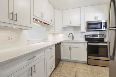 Condo in Royal Palm Beach, Florida, 2 bedrooms № 2187994 - photo 2