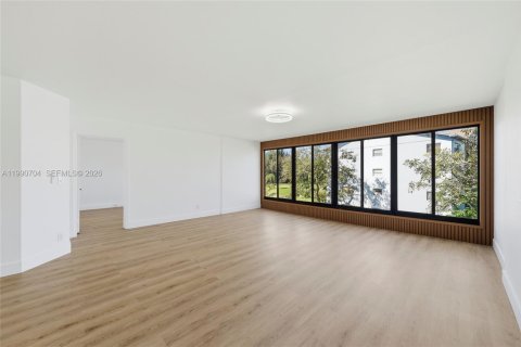 Condominio en venta en Pembroke Pines, Florida, 2 dormitorios, 140 m2 № 2052478 - foto 16