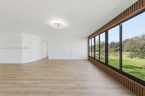 Condominio en venta en Pembroke Pines, Florida, 2 dormitorios, 140 m2 № 2052478 - foto 18