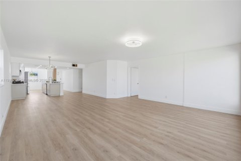 Condominio en venta en Pembroke Pines, Florida, 2 dormitorios, 140 m2 № 2052478 - foto 14