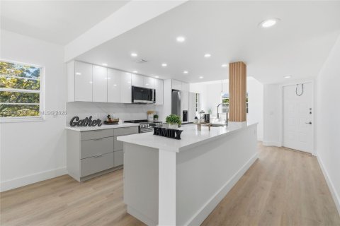 Condominio en venta en Pembroke Pines, Florida, 2 dormitorios, 140 m2 № 2052478 - foto 2