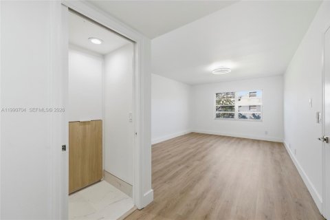 Condominio en venta en Pembroke Pines, Florida, 2 dormitorios, 140 m2 № 2052478 - foto 24