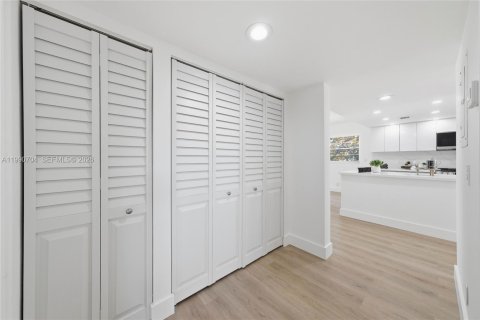 Condominio en venta en Pembroke Pines, Florida, 2 dormitorios, 140 m2 № 2052478 - foto 12