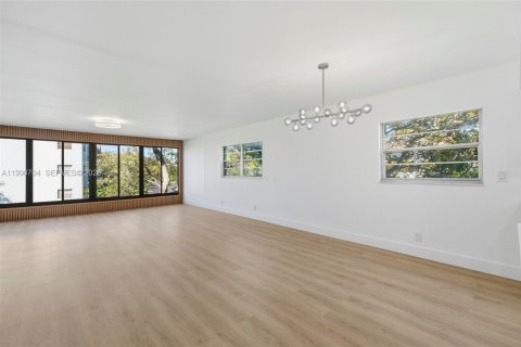 Condominio en venta en Pembroke Pines, Florida, 2 dormitorios, 140 m2 № 2052478 - foto 17