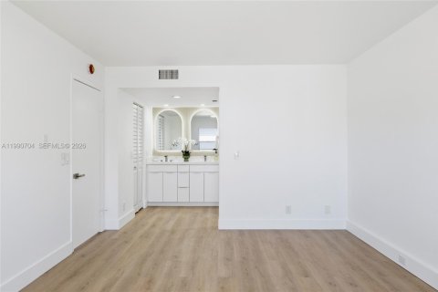 Condominio en venta en Pembroke Pines, Florida, 2 dormitorios, 140 m2 № 2052478 - foto 21