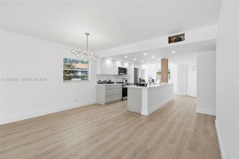 Condominio en venta en Pembroke Pines, Florida, 2 dormitorios, 140 m2 № 2052478 - foto 10