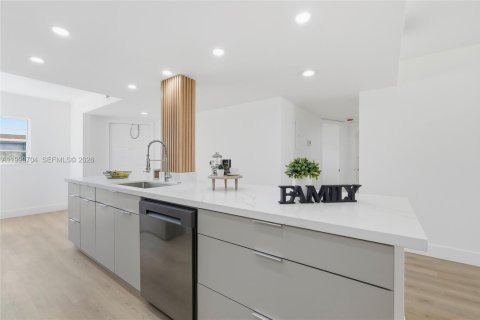 Condominio en venta en Pembroke Pines, Florida, 2 dormitorios, 140 m2 № 2052478 - foto 6