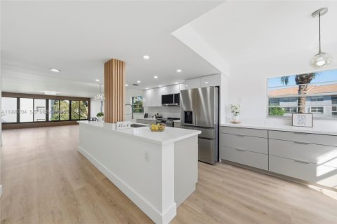 Condominio en venta en Pembroke Pines, Florida, 2 dormitorios, 140 m2 № 2052478 - foto 3