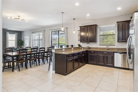 House in Davenport, Florida 6 bedrooms, 321.91 sq.m. № 2239942 - photo 10