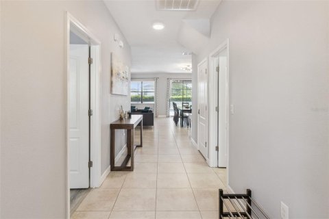 House in Davenport, Florida 6 bedrooms, 321.91 sq.m. № 2239942 - photo 4