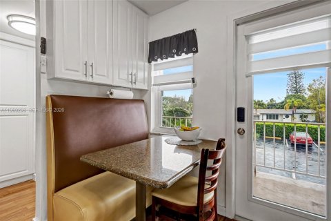 Condo in Hollywood, Florida, 2 bedrooms  № 2022095 - photo 7