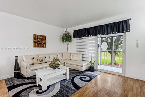 Condo in Hollywood, Florida, 2 bedrooms  № 2022095 - photo 14