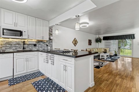 Condo in Hollywood, Florida, 2 bedrooms  № 2022095 - photo 2