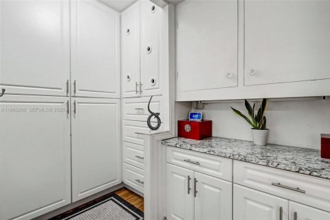 Condo in Hollywood, Florida, 2 bedrooms  № 2022095 - photo 25