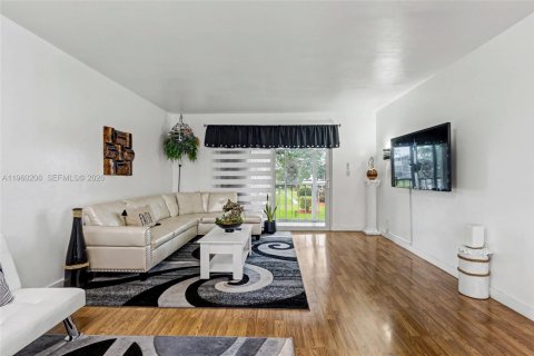 Condo in Hollywood, Florida, 2 bedrooms  № 2022095 - photo 12