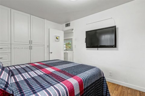 Condo in Hollywood, Florida, 2 bedrooms  № 2022095 - photo 29