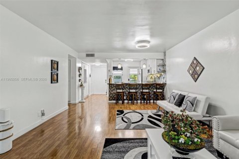 Condo in Hollywood, Florida, 2 bedrooms  № 2022095 - photo 18