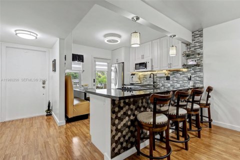 Condo in Hollywood, Florida, 2 bedrooms  № 2022095 - photo 3