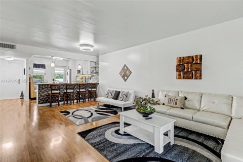 Condo in Hollywood, Florida, 2 bedrooms  № 2022095 - photo 10