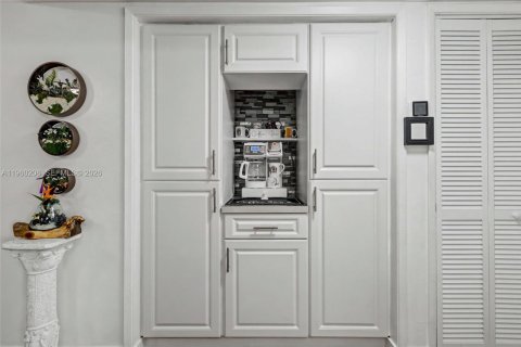 Condo in Hollywood, Florida, 2 bedrooms  № 2022095 - photo 9