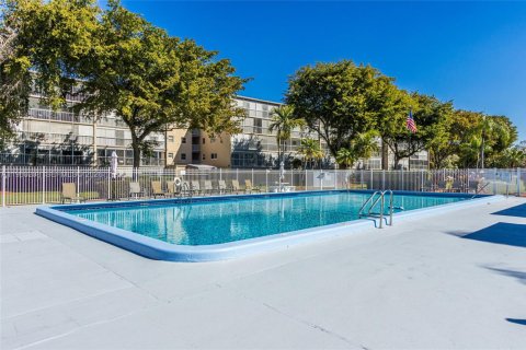 Condo in Hollywood, Florida, 2 bedrooms  № 2022095 - photo 4