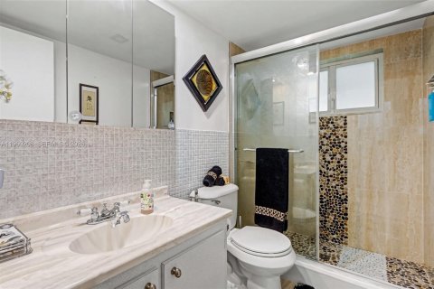 Condo in Hollywood, Florida, 2 bedrooms  № 2022095 - photo 26