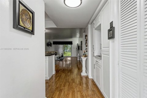 Condo in Hollywood, Florida, 2 bedrooms  № 2022095 - photo 19