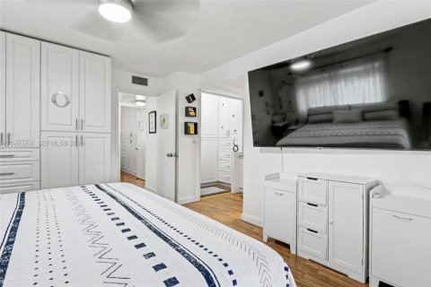 Condo in Hollywood, Florida, 2 bedrooms  № 2022095 - photo 24