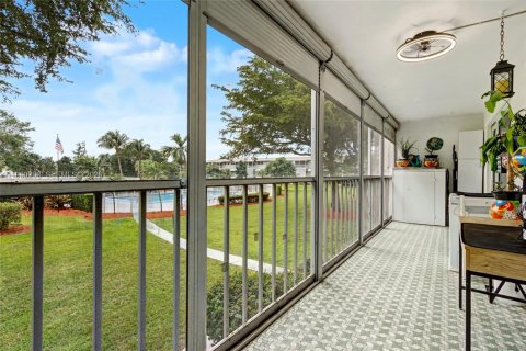 Condo in Hollywood, Florida, 2 bedrooms  № 2022095 - photo 5